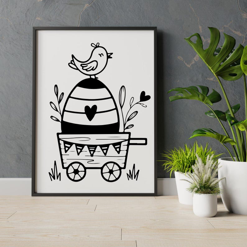 K&ouml;nnte beinhalten: Schwarz-wei&szlig; gerahmter Kunstdruck mit einer skurrilen Illustration. Ein Vogel sitzt auf einem gestreiften Ei mit einem Herz, das in einem h&ouml;lzernen Wagen platziert ist. Dekorative Bl&auml;tter und Gras umgeben den Wagen.