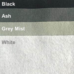 Peut inclure: Quatre &eacute;chantillons de tissu dans diff&eacute;rentes nuances de gris, du noir au blanc. Les &eacute;chantillons sont &eacute;tiquet&eacute;s "Noir", "Cendre", "Gris brume" et "Blanc".
