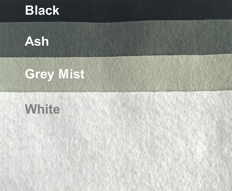 Peut inclure: Quatre &eacute;chantillons de tissu dans diff&eacute;rentes nuances de gris, du noir au blanc. Les &eacute;chantillons sont &eacute;tiquet&eacute;s "Noir", "Cendre", "Gris brume" et "Blanc".