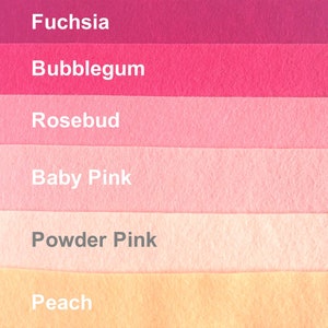 Peut inclure: Six &eacute;chantillons de feutre de diff&eacute;rentes nuances de rose et de p&ecirc;che. Les &eacute;chantillons sont &eacute;tiquet&eacute;s de haut en bas&nbsp;: Fuchsia, Bubblegum, Rosebud, Baby Pink, Powder Pink et Peach.