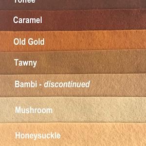 Peut inclure: Un ensemble de neuf &eacute;chantillons de tissu en feutre dans diff&eacute;rentes nuances de brun, beige et cr&egrave;me. Les &eacute;chantillons sont &eacute;tiquet&eacute;s avec les noms suivants&nbsp;: Ch&ecirc;ne, Toffee, Caramel, Or ancien, Fauve, Bambi - discontinu&eacute;, Champignon, Ch&egrave;vrefeuille et Cr&egrave;me.