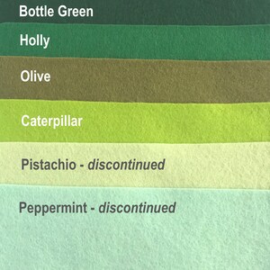 Peut inclure: Six &eacute;chantillons de tissu en feutre de diff&eacute;rentes nuances de vert. Les &eacute;chantillons sont &eacute;tiquet&eacute;s de haut en bas&nbsp;: Bottle Green, Holly, Olive, Caterpillar, Pistachio - discontinued, et Peppermint - discontinued.