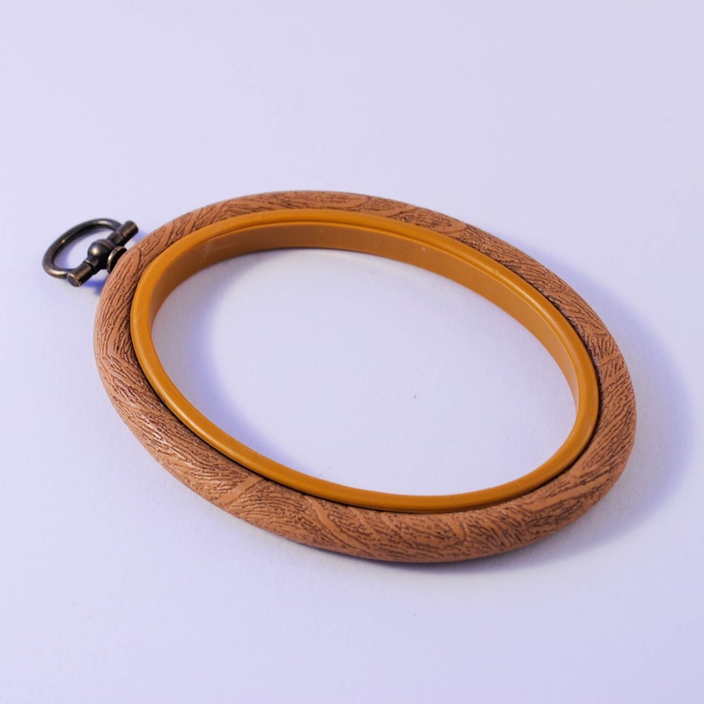 5 x 7 Inch Woodgrain Effect Oval Flexi Hoop