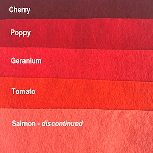 Peut inclure: Cinq &eacute;chantillons de tissu dans des nuances de rouge, du fonc&eacute; au clair. Les &eacute;chantillons sont &eacute;tiquet&eacute;s "Cherry", "Poppy", "Geranium", "Tomato" et "Salmon - discontinued".