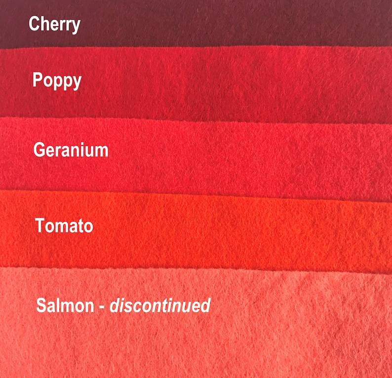 Peut inclure: Cinq &eacute;chantillons de tissu dans des nuances de rouge, du fonc&eacute; au clair. Les &eacute;chantillons sont &eacute;tiquet&eacute;s "Cherry", "Poppy", "Geranium", "Tomato" et "Salmon - discontinued".