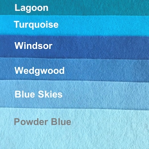Peut inclure: Six &eacute;chantillons de feutre en nuances de bleu, du turquoise fonc&eacute; au bleu poudre clair. Les &eacute;chantillons sont &eacute;tiquet&eacute;s avec les noms de couleurs&nbsp;: Lagoon, Turquoise, Windsor, Wedgwood, Blue Skies et Powder Blue.
