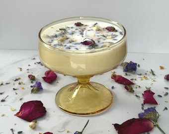 Vela de soja con aroma a vainilla y botánicos secos en vaso de vidrio ámbar / Aroma floral estilo cottagecore