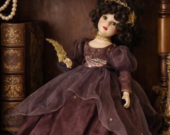 Muñeca de porcelana vintage con vestido morado, muñeca de colección de estilo victoriano, muñeca de exhibición con cabello rizado, muñeca decorativa para estante, regalo de muñeca retro