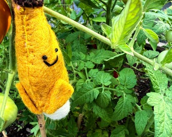 Peel the Banana Keychain – Needle Felt Fruit Charm – Wool Bag Accessory – Tropical Fruit Keyring