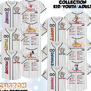Puede incluir: Camisetas de béisbol con rayas negras verticales y nombres de personajes como "Daisy", "Mickey", "Goofy" y "Donald". Cada camiseta presenta un gráfico de personaje y el texto "Traveling Around the World". El texto "Custom Any Request" también es visible.