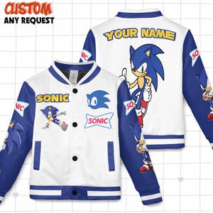 Könnte beinhalten: Weiß-blaue Sonic the Hedgehog Collegejacke. Die Vorderseite zeigt Sonic-Logos und Grafiken, während die Rückseite eine große Sonic-Figur und den Text "YOUR NAME" zeigt. Die Ärmel sind blau mit Sonic-Designs.