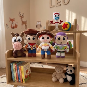 Virkade Toy Story-figurer, Amigurumi Woody Jessie Buzz Lightyear Hamm Rex Plysch, Personlig Babyshower-present Handgjorda Barnkammardekorationer bild 3