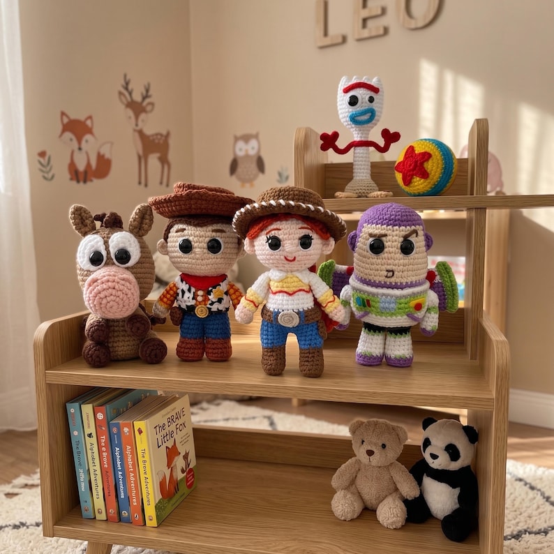 Virkade Toy Story-figurer, Amigurumi Woody Jessie Buzz Lightyear Hamm Rex Plysch, Personlig Babyshower-present Handgjorda Barnkammardekorationer bild 3