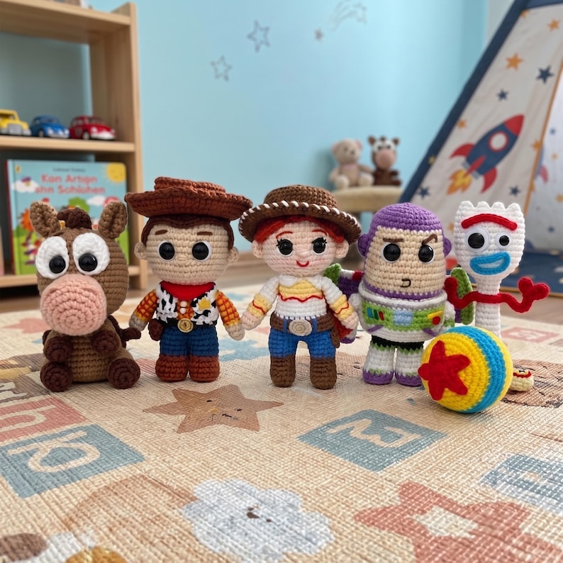 Virkade Toy Story-figurer, Amigurumi Woody Jessie Buzz Lightyear Hamm Rex Plysch, Personlig Babyshower-present Handgjorda Barnkammardekorationer bild 1