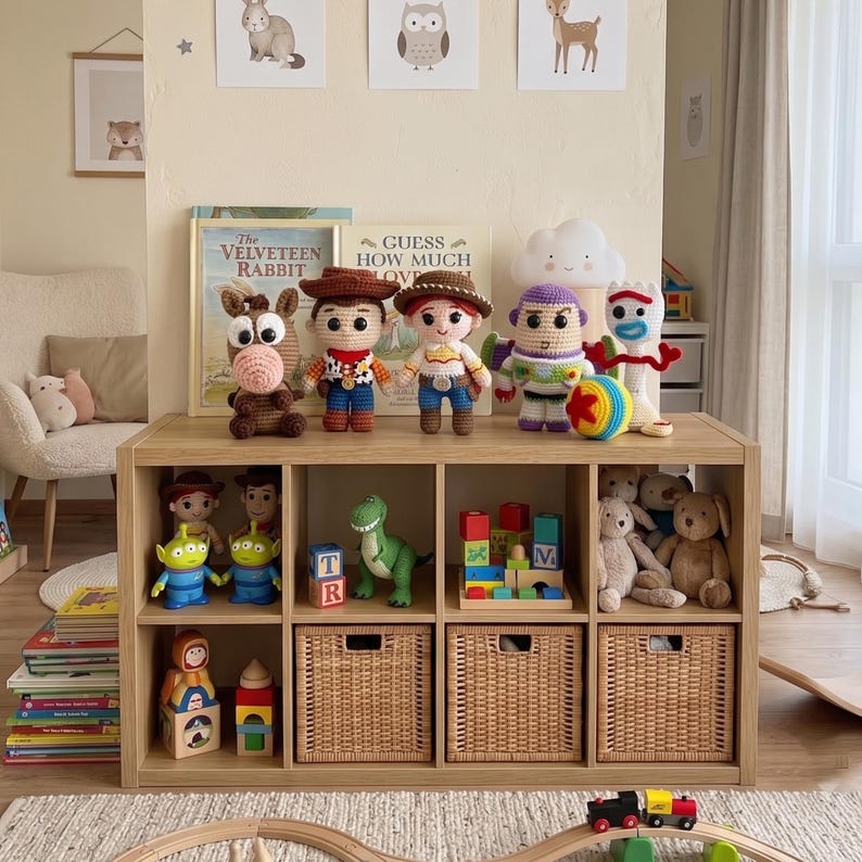 Virkade Toy Story-figurer, Amigurumi Woody Jessie Buzz Lightyear Hamm Rex Plysch, Personlig Babyshower-present Handgjorda Barnkammardekorationer bild 2