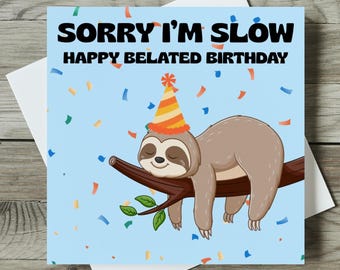 Puede incluir: Tarjeta de felicitación con un perezoso con un gorro de fiesta, descansando en una rama. La tarjeta tiene el texto "SORRY I'M SLOW HAPPY BELATED BIRTHDAY" sobre un fondo azul claro con confeti. La tarjeta está sobre un sobre blanco.