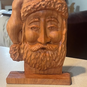 Carved Wooden Santa Claus: Rustic Christmas Mantel Decoration