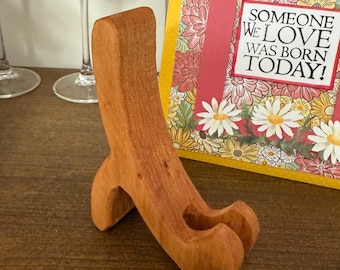 Soporte para iPhone de madera de cerezo hecho a mano: base minimalista para teléfono de escritorio