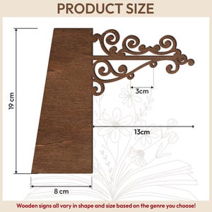 Puede incluir: Un letrero de madera marr&oacute;n oscuro con adornos decorativos, que mide 19 cm de alto, 13 cm de ancho y 8 cm de profundidad. El letrero incluye el texto "PRODUCT SIZE" y la frase "Wooden signs all vary in shape and size based on the genre you choose!"