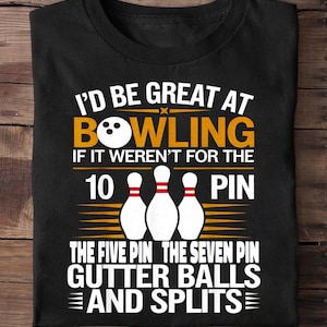 Może przedstawiać: Czarna koszulka z motywem kręglarskim. Koszulka zawiera tekst "I'D BE GREAT AT BOWLING" w kolorze białym i żółtym, wraz z obrazem kuli do kręgli i kręgli. Dodatkowy tekst to "IF IT WEREN'T FOR THE 10 PIN THE FIVE PIN THE SEVEN PIN GUTTER BALLS AND SPLITS."