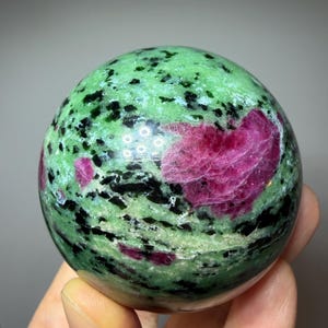 Rubis Zoisite Sphère 455 g | Cristaux de rubis réactifs aux UV | Orbe de pierres précieuses poli à la main | Zoisite rubis naturel | Méditation et décoration