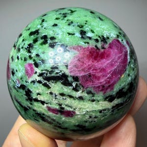 Rubis Zoisite Sphere rubis réactif aux UV en zoisite Tanzanie Sphère de pierres précieuses polies avec support