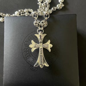 Collier Croix Style Ch Chrome | Collier étrangleur en argent | Pendentif Croix lourde| 20 pouces de style gothique de l'an 2000 | Cadeau unisexe motard punk grunge | .925