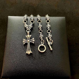 Collier Croix Style Ch Chrome | Collier étrangleur en argent | Pendentif Croix lourde|  20 pouces de style gothique de l'an 2000 | Cadeau unisexe motard punk grunge