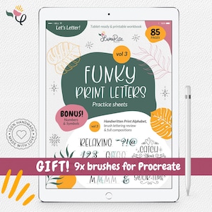 Può includere: Un tablet bianco mostra un quaderno di lavoro digitale intitolato "FUNKY PRINT LETTERS" con fogli di esercizi. Il quaderno include un alfabeto di stampa scritto a mano, una revisione del lettering a pennello e composizioni complete. Il testo "GIFT! 9x brushes for Procreate" è anche visibile.