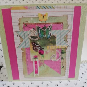 carte pour anniversaire dans les tons vert et rose, nature, papillon, fleur