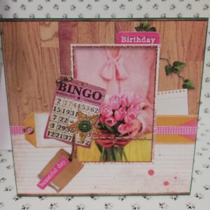 carte pour anniversaire dans les tons rose et jaune, femme, loto, bingo, fleur