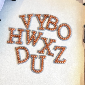 Parches de perlas, parche de estampado en caliente con letras de perlas, parches de letras para coser, letras de bricolaje, parches de perlas, parche de perlas de diamantes de imitación, parche para coser o planchar.