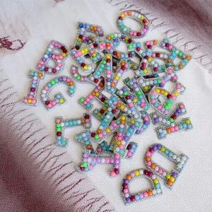 Parches de perlas, parche de estampado en caliente con letras de perlas, parches de letras para coser, letras de bricolaje, parches de perlas, parche de perlas de diamantes de imitación, parche para coser o planchar.