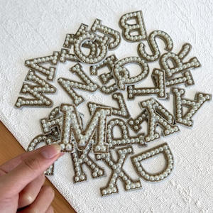 Parches de perlas, parche de estampado en caliente con letras de perlas, parches de letras para coser, letras de bricolaje, parches de perlas, parche de perlas de diamantes de imitación, parche para coser o planchar.