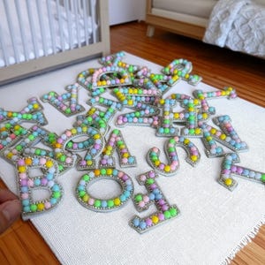 Parches de perlas, parche de estampado en caliente con letras de perlas, parches de letras para coser, letras de bricolaje, parches de perlas, parche de perlas de diamantes de imitación, parche para coser o planchar.