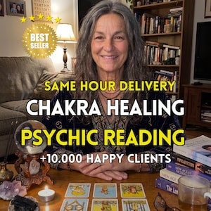 Può includere: Immagine di una donna sorridente con testo sovrapposto: "SAME HOUR DELIVERY", "CHAKRA HEALING" e "PSYCHIC READING". Una sfera di cristallo, carte dei tarocchi e libri sono su un tavolo di fronte a lei. Il testo "+10.000 HAPPY CLIENTS" è presente.