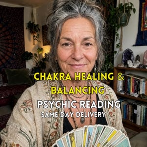 Op de afbeelding: Een persoon met grijs haar draagt een beige vest met patroon en gelaagde kralenkettingen, terwijl diegene een waaier van tarotkaarten vasthoudt. De tekst luidt CHAKRA HEALING & BALANCING, PSYCHIC READING en SAME DAY DELIVERY in geel en wit.