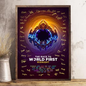 Könnte beinhalten: Gerahmtes Poster mit dunkelviolettem Hintergrund und einem zentralen Emblem in Gold, Blau und Schwarz. Der Text "THE RACE TO WORLD FIRST MIDNIGHT" ist zu sehen, umgeben von Unterschriften. Ein dekoratives Element für ein Spielzimmer.