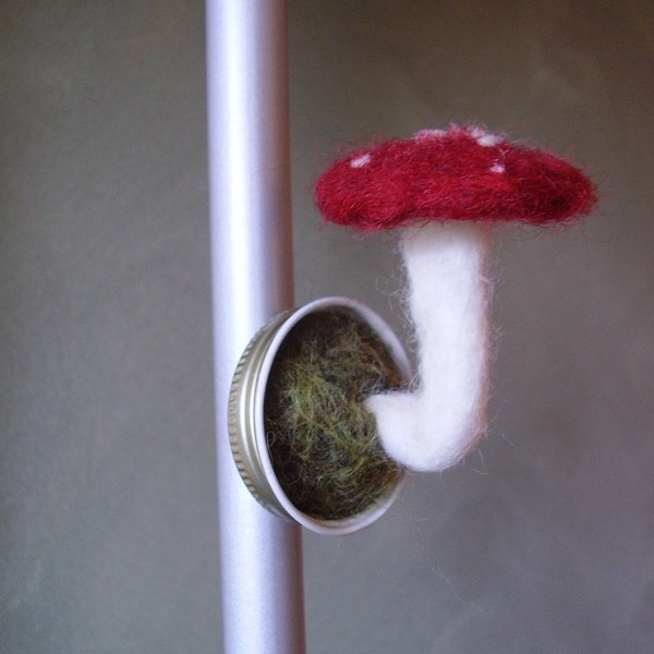 Gefilzte Wulstlinge Pilz Magnet in einem Upcycled Deckel, rot, Gefleckte Giftpilz Kühlschrank Magnet für Waldland Wohnkultur, Filz Geschenke unter 25