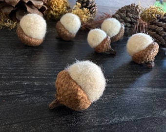 Felted acorns, set of 6, Snowberry White, wool waldorf acorns, white felt acorns, white wool acorns, autumn wedding favor, woodland wedding