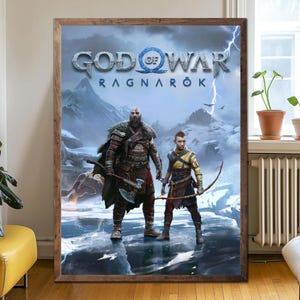 Puede incluir: Póster enmarcado del videojuego "God of War Ragnarök". La obra de arte muestra a dos personajes de pie sobre hielo, con un fondo de montañas nevadas y el logotipo del juego en la parte superior. El póster está dentro de un marco de madera.