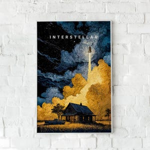 Pode incluir: Uma impressão artística emoldurada com a palavra "INTERSTELLAR" no topo. A imagem mostra um foguete decolando, com uma casa, uma caminhonete e um campo de grama em primeiro plano. O fundo apresenta um céu estrelado e nuvens douradas.