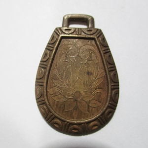 Vintage Patina Die Struck Messing Hufeisenform Charm Finding/Schmuckkomponente/Tropfen, verziertes Design, Top Loop, 32x22mm, 1 Pc.