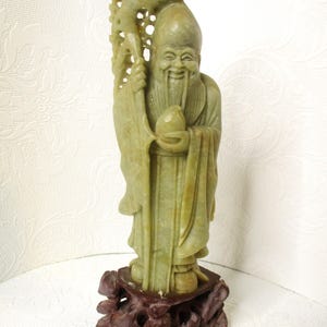 19 世紀の石鹸石彫刻、中国の長寿の神である寿老が杖と桃の像を持って