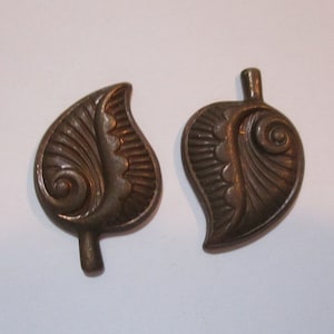 Vintage Art Deco Leaves, 1950s Leaf Pendants / Drops, Die Struck Raw Stamped Patina Brass Jewelry Hallazgos, no perforado, 30x19mm, 1 par (dg)