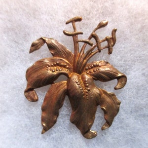Vintage French Art Nouveau Lily Flower Stamping, Realistic Quality Die Struck Raw Patina Brass Jewelry Component, 36mm by 32mm, 1  Piece