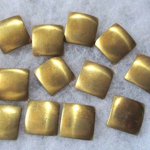 Stampi quadrati concavi in ottone grezzo di base vintage/basi grezze/basi/componenti per gioielli, vecchi stock di studio inutilizzati, spessore 1 mm, 19 mm x 19 mm, 12 pezzi.