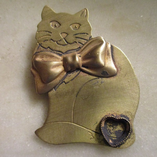 Vintage 1960s Brass Cat Brooch Pin, Unfinished Raw Stamped Brass Kitten with a Neck Bow and Heart Bezel, Back Pin Fittings, 48x36mm,  1 pc.