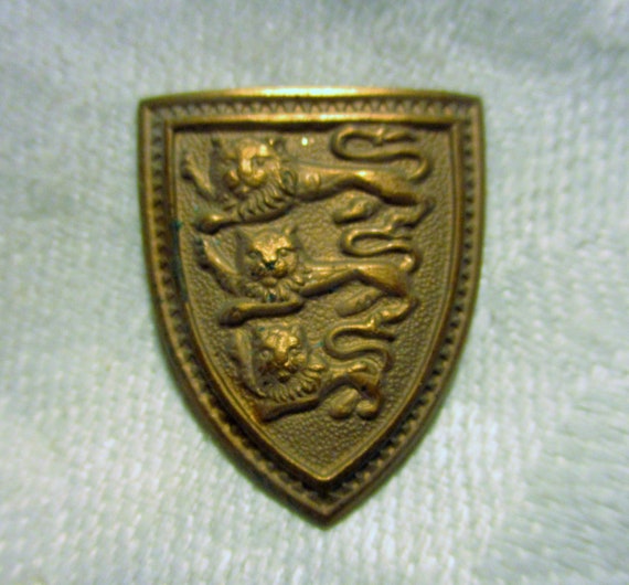 1940s Dark Patina Brass 26mm by 21mm Older Vintage Standing Lion Stamping Embellishment Jewelry Finding Trim 1 Piece