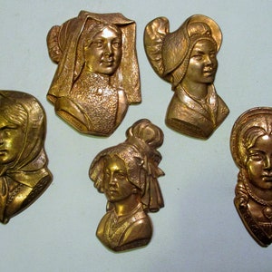 Camafeus franceses vintage, mulheres em trajes folclóricos tradicionais, estampas em latão com pátina bruta, componentes para joias, ponteiras para broches/alfinetes, miniaturas artísticas, 5 peças.